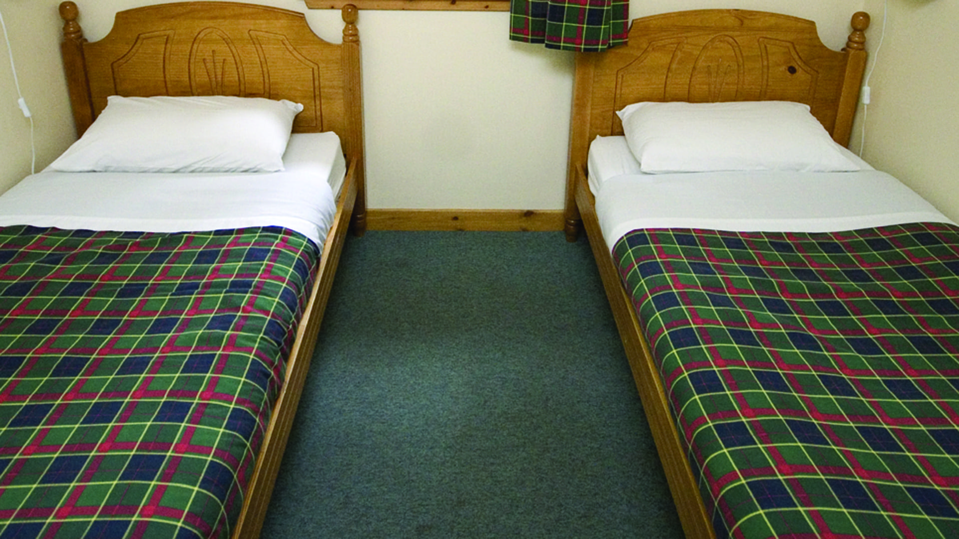 Hostels with private bedrooms By the Way in Scotland