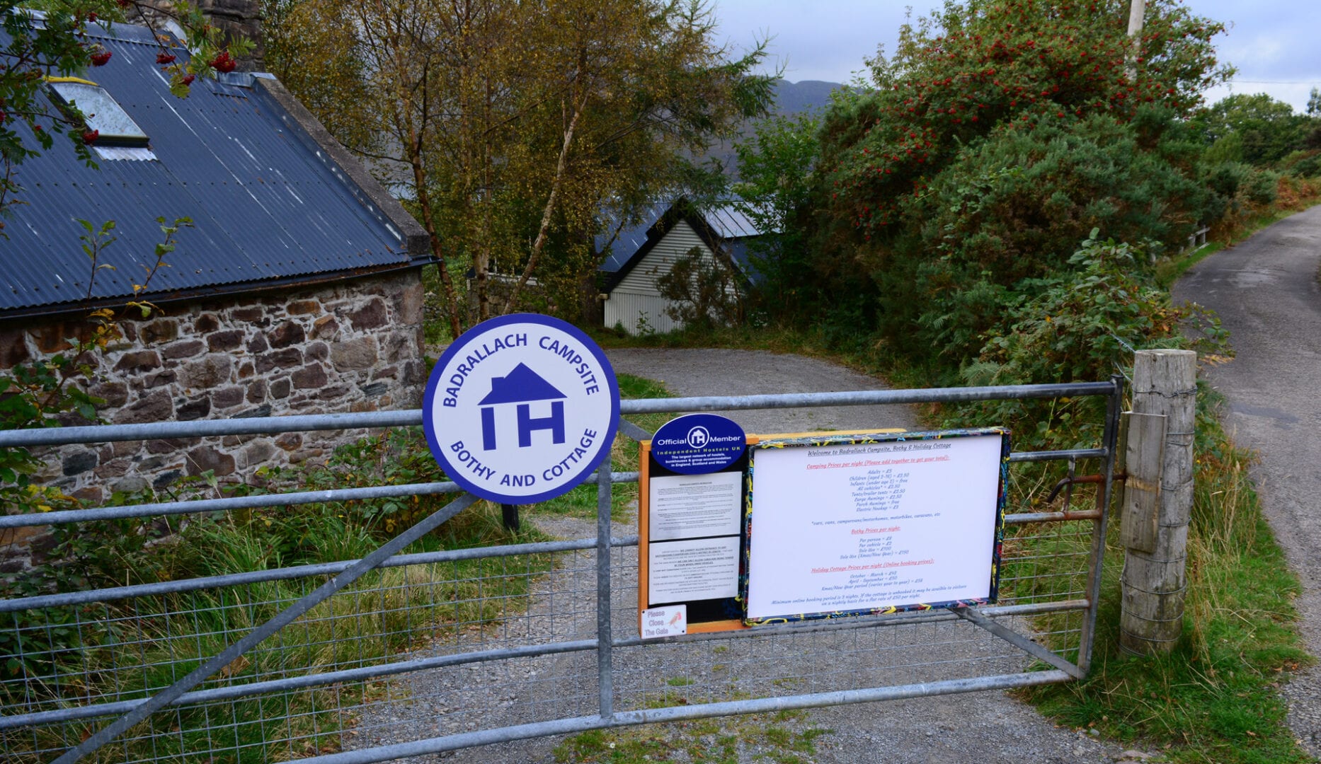 independent hostel sign at badralloch bothy