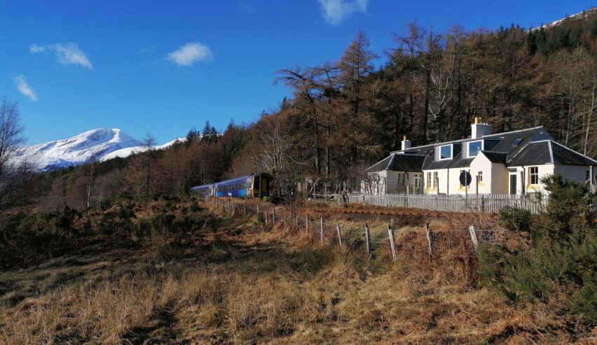 Gerrys Hostel at Acnashallach with mountains in the background