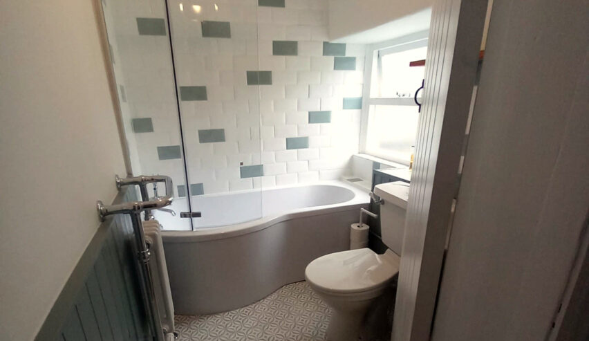 bathrooms showing bath tub at cosy cottage in youlgreave