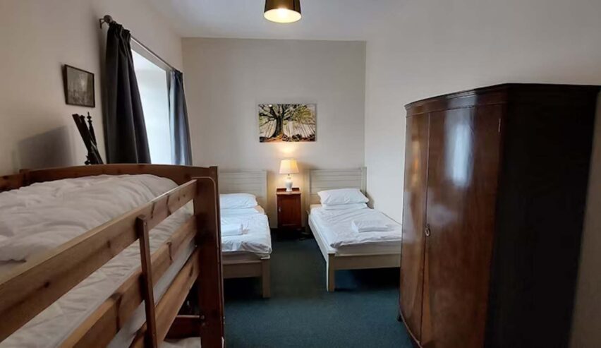 4 person room at Mar Lodge Bunkhouse showing two twin bed and a set of bunks